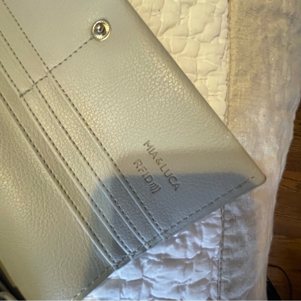 Women's Gray Mia & Luca wallet - Picture 5 of 6
